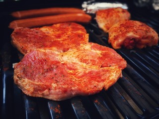 verschiedenes Fleisch auf dem Grill