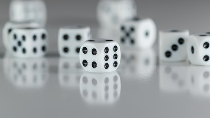 Dados em Reflexo na Mesa