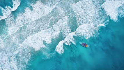 Plakaty  Fala i łódź na plaży jako tło. Piękne naturalne tło w okresie letnim z powietrza