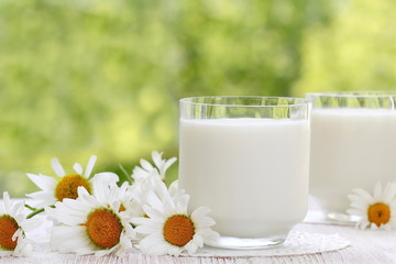 Obraz na płótnie Canvas Fresh milk in glass on natural background