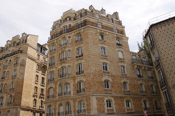 Fototapeta na wymiar Immeuble en briques du quartier des Epinettes à Paris 