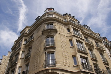Fototapeta na wymiar Immeuble ancien du quartier des Epinettes à Paris 