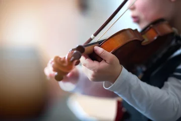 Child playing the violin in  room   © MTaitas