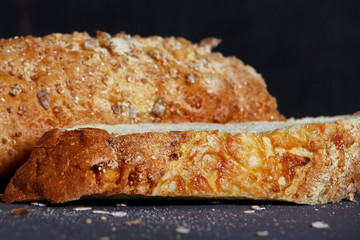 свежеиспеченный хлеб, крупный планом, в муке