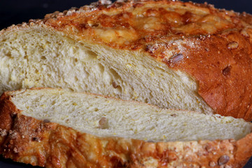 свежеиспеченный хлеб, крупный планом, в муке