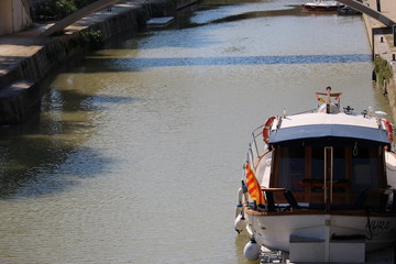 bateau sur le canal du midi narbonne