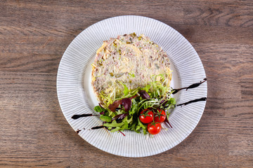 Salad with ham and cheese