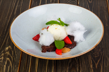 Brownie cake with berries