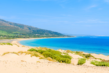 Sandy Paloma strand en uitzicht op zee baai, Andalusië, Spanje