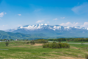 Naklejka premium 残雪の残る春の栗駒山
