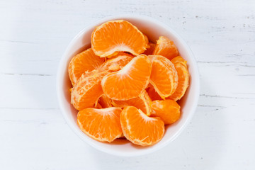 Mandarinen Früchte von oben Holzbrett