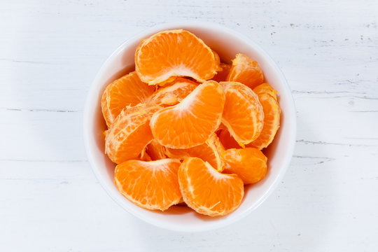 Mandarinen Fr&uuml;chte von oben Holzbrett