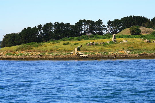 tumulus sur une &icirc;le dans la baie du morbihan
