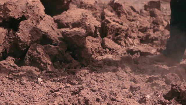 Pr&eacute;paration de l'argile pour enlever les d&eacute;chets