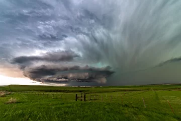 Papier Peint photo Orage Supercell thunderstorm with dramatic clouds near Ryegate, Montana.