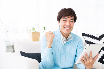 タブレットを見るミドル男性