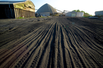 Salt and coal yard road ice storage and coal facility