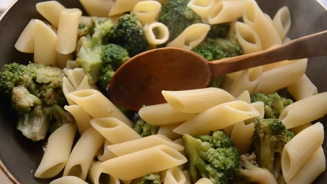 Brassica oleracea Penne con i broccoli Cucina italiana Pasta with broccolo Italian video cuisine