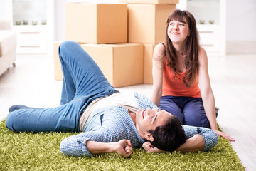 Obraz premium Young family moving to new house after final payment