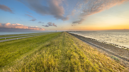 Afsluitdijk holländische Deich-Sonnenunterganglandschaft