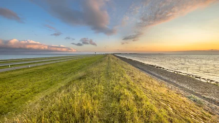 Photo sur Plexiglas Barrage Afsluitdijk digue hollandaise coucher de soleil paysage