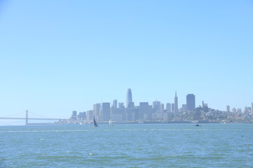 Fototapeta premium Sylwetka panoramę San Francisco z jachtem w porcie