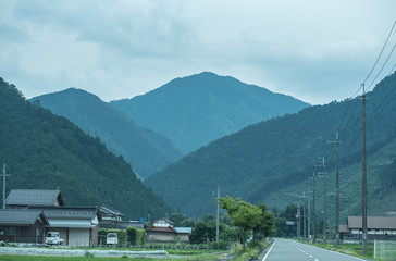 西日本の渓谷・山間の道、梅雨空の風景