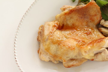 Chicken sauteed served with tomato and baby leaf