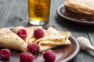 Pancakes with honey and fruit