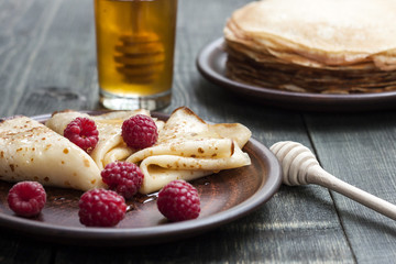 Pancakes with honey and fruit
