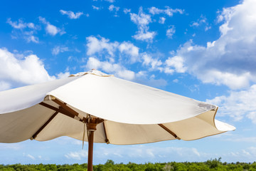 parasol de jardin sur fond de ciel bleu avec des nuages  © Unclesam