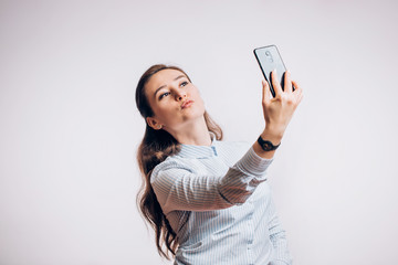 Naklejka premium Cute brunette takes a selfie.