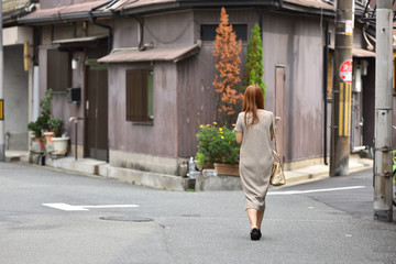 中崎町を散歩する女性