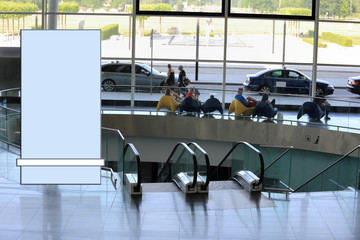 Banr reklamowy, ludzie w szklanej galeri portu lotniczego w pobliżu ruchomych schodów. - obrazy, fototapety, plakaty
