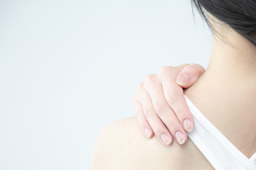 女性　肩