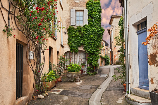Lourmarin, Vaucluse, Provence, France: ancient alley in the old town