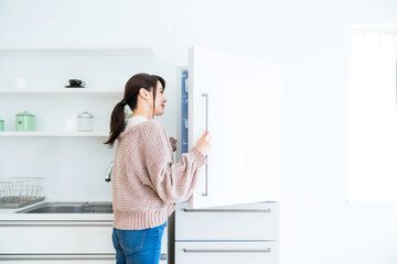 開ける女性