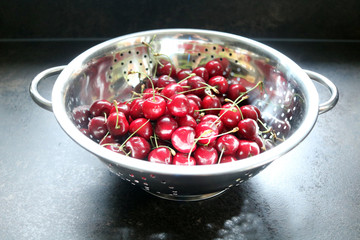 frische Kirschen in der Schüssel