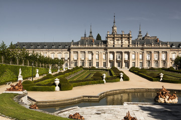 Obraz premium Palace of La Granja de San Ildefonso, Segovia. Spain. Gardens and fountains with light at dawn 