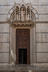 Fototapeta na wymiar Eingang zur Katholischen kirche San Michele in Borgo in Pisa, Toskana, Italien