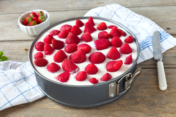 Käsekuchen mit Erdbeeren in einer Backform