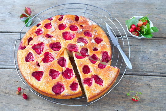 Erdbeer-Kuchen Images – Browse 45 Stock Photos, Vectors, and Video ...