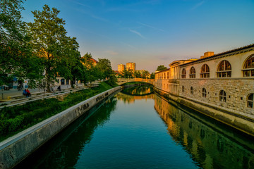 Naklejka premium Romantic Ljubljana's city center: river Ljubljanica, Triple Bridge (Tromostovje), Preseren square and Franciscan Church of the Annunciation; Ljubljana, Slovenia, Europe.