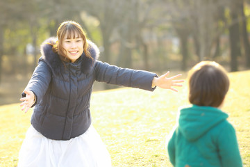 Fototapeta premium 遊ぶ親子