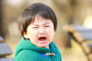 泣く子ども