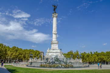 Fototapeta na wymiar Monumento a los Girondins en la Plaza Quinconces en Burdeos