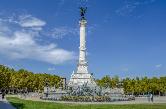 Monumento a los Girondins en la Plaza Quinconces en Burdeos