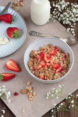 Müsli mit frischen Erdbeeren