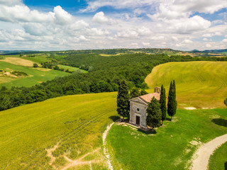 Obraz premium Chapel of Vitaleta (Cappella della Madonna di Vitaleta) in beautiful landscape scenery of Val d Orcia, Tuscany, Italy