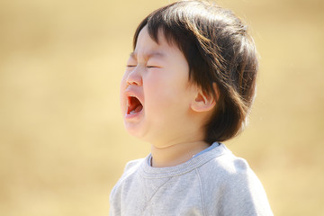 泣く子ども